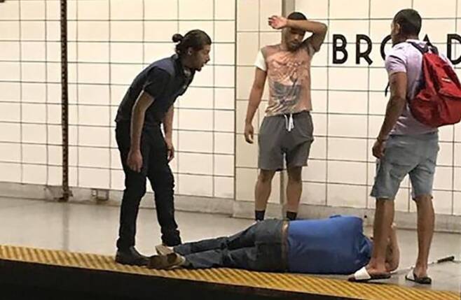 캐나다 토론토의 한 지하철 역에서 선로에 떨어진 시각장애인을 구한 청년 3명