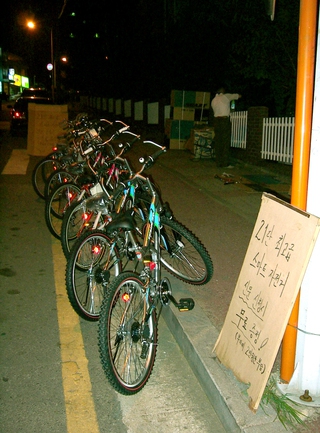 2004년 경기 고양시 일산구 한 아파트단지 앞에서 한 신문사 판매 영업사원이 스마트자전거를 진열해놓고 판촉 활동을 벌이고 있다. 한겨레 자료
