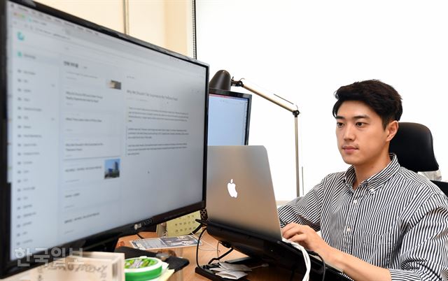 스타트업 창업자 우찬민씨가 서울 마포구 서교동에 있는 사무실에서 유료로 구독한 서비스들을 이용하고 있다. 배우한 기자