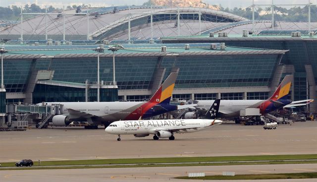 아시아나 항공이 사흘째 계속되고 있는 기내식 공급 차질과 이로 인한 운항 지연사태에 대해 공식 사과한 3일 인천국제공항에서 아시아나항공기들이 출발을 기다리고 있다. 연합뉴스