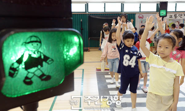 서울의 한 초등학교에서 열린 '찾아가는 어린이 안전체험 교실'에서 어린이들이 횡단보도 교통안전 체험을 하고 있다. / 김정근 기자