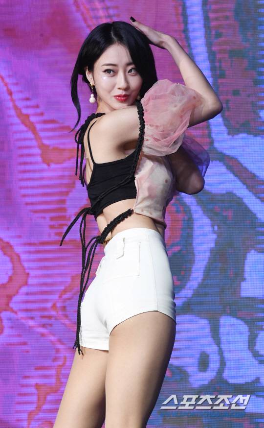 가수 경리가 5일 서교동 무브홀에서 열린 솔로 데뷔 싱글앨범 '어젯밤'의 쇼케이스에서 열창하고 있다. 서교동=최문영 기자 deer@sportschosun.com /2018.07.05/