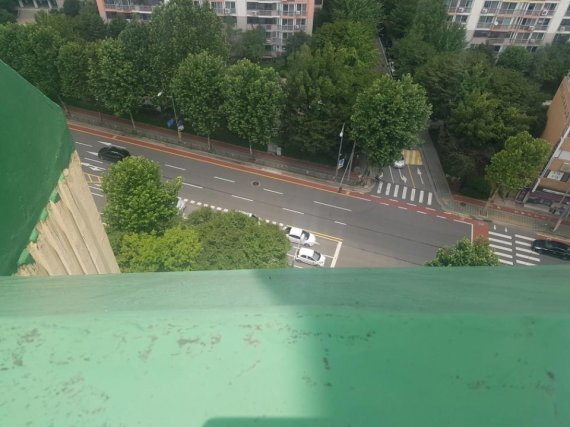 5일 서울의 한 아파트 옥상에서 바라본 땅 아래 모습. 사진=김규태 기자