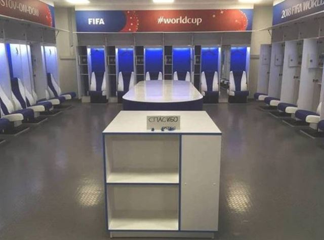 국제축구연맹(FIFA) 경기장 책임자인 프리실라 얀슨이 3일 트위터에 올린 일본 라커룸 사진. 트위터 캡처