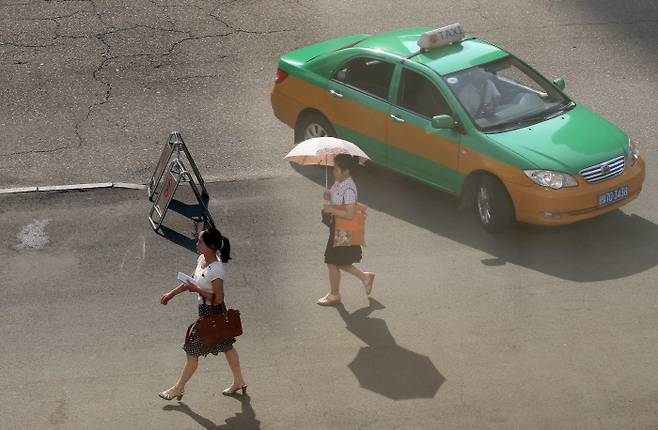 지난 4일 오전 평양 거리를 지나는 시민들. 사진공동취재단