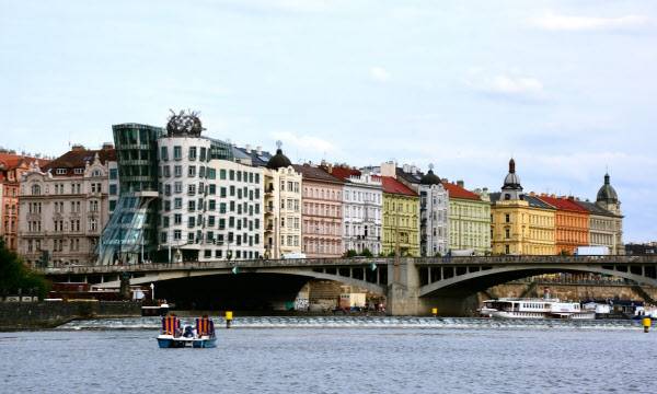 블타바강 건너편에서 바라본 댄싱하우스와 주변 건물. /Coloring Without Borders