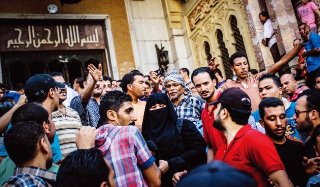 2013년 8월 군부 쿠데타에 반대하며 거리에 나선 카이로 시민들. 쿠데타로 집권한 압둘팟타흐 시시 이집트 대통령은 시위 참가자들을 탄압해 수많은 사망자와 부상자가 발생했다. [AP=뉴시스]