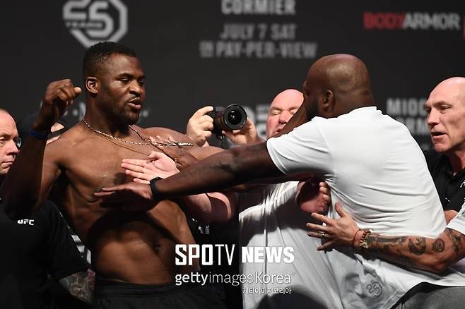 ▲ 프란시스 은가누를 기습 공격하는 데릭 루이스(오른쪽).