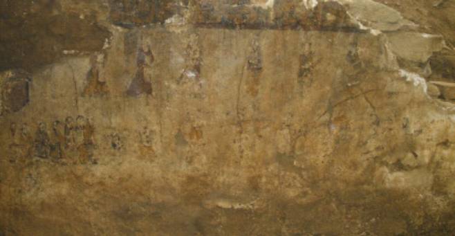 ‘옥도리 벽화무덤’에서는 갖가지 생활상과 말을 탄 무사들의 사냥 장면, 춤추고 노래하는 남녀들을 그린 벽화도 발견됐다. 사진은 ‘옥도리 벽화무덤’에 그려진 인물 행렬도.
