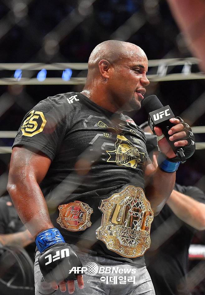 승리 후 챔피언 벨트를 두르고 인터뷰하는 다니엘 코미어 (사진=AFPBBNews)