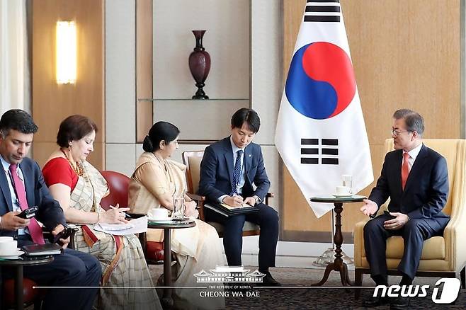 문재인 대통령이 9일(현지시간) 오전 인도 뉴델리 시내의 한 호텔에서 수시마 스와라지 인도 외교장관을 접견해 대화를 나누고 있다.(청와대 페이스북) 2018.7.9/뉴스1