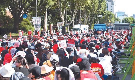 붉은 옷을 입은 여성들이 지난 7일 오후 서울 대학로에서 3차 불법 촬영 편파수사 규탄 시위를 하고 있다. 이날 집회에는 주최 측 추산 6만 명, 경찰 추산 1만9000여 명의 여성이 참가했다. [연합뉴스]