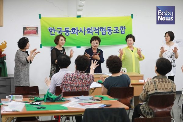 이규원 소장(가운데)이 한국동화사회적협동조합 6월 월례회에 참석해 새로운 구연동화를 조합원들에게 전수하고 있다. 조합은 구연동화를 통해 아이들에게 꿈을 심어주는 동시에 시니어의 일자리 창출을 돕고 있다. 최대성 기자 ⓒ베이비뉴스