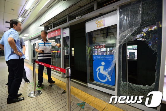 2015년 8월 29일 서울 지하철 2호선 강남역 승강장에서 한 남성이 스크린도어와 지하철 사이에 끼어 사망하는 사고가 발생한 현장 © News1