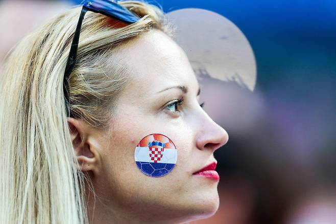 크로아티아의 한 여성 팬이 잉글랜드와의 경기 전 결연한 표정을 짓고 있다. [TASS=연합뉴스]