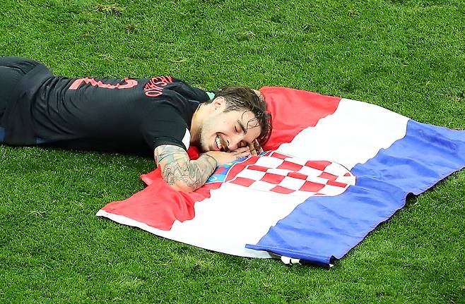 크로아티아 선수가 준결승에서 잉글랜드에 승리한 뒤 그라운드에 국기를 펼쳐놓고 승리의 기쁨을 만끽하고 있다.[EPA=연합뉴스]