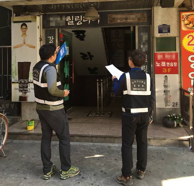 법무부 직원들이 불법체류자 적발을 위해 단속지역을 순찰하는 모습. (법무부제공) 사진=연합뉴스
