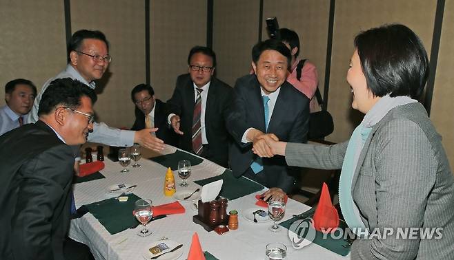 2016년 민주당 중도성향 통합행동 모임에 참석한의원들[사진=연합뉴스]