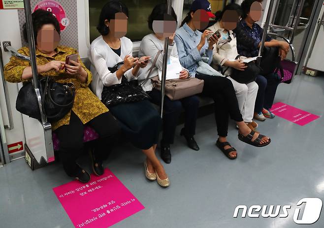 서울 지하철 7호선에서 한 시민이 임산부석에 앉아 있다. /뉴스1 © News1 임준현 인턴기자