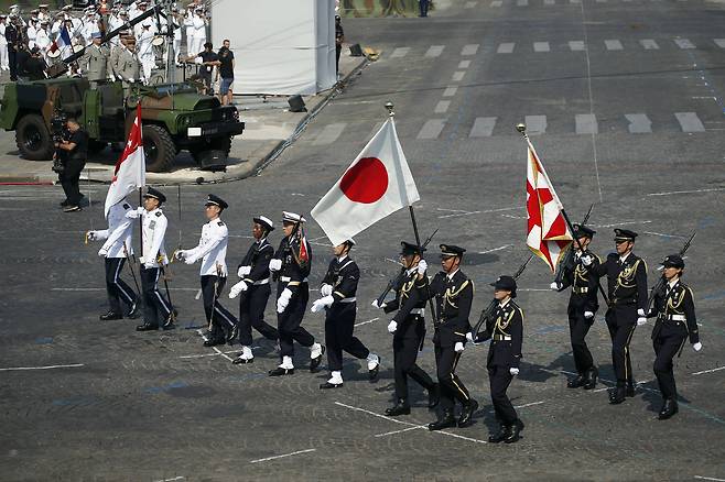 싱가포르 군인(왼쪽)들과 함께 14일(현지시간) 프랑스 파리 상제리제 거리를 행진하고 있는 일본 자위대원들. [AP=연합뉴스]