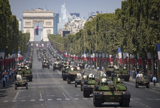 파리 상제리제 거리에서 열린 프랑스혁명 기념 군사 퍼레이드. [EPA=연합뉴스]