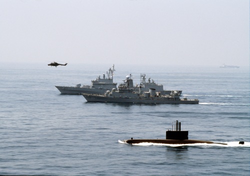 해군 장보고급 잠수함과 구축함, 링스 해상작전헬기가 해상합동훈련을 위해 이동하고 있다. 해군 제공v
