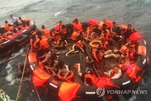 태국 푸껫 선박 전복 사고후 구조된 관광객들[연합뉴스 자료사진]