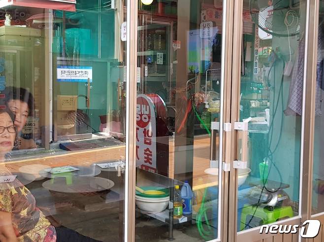 손님을 맞지 못한 A시장 상인들.2018.07.16© News1이승환 기자