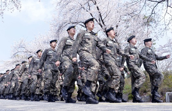충남 논산 육군훈련소 이동간 제식훈련을 받고 있다. [사진 중앙포토]