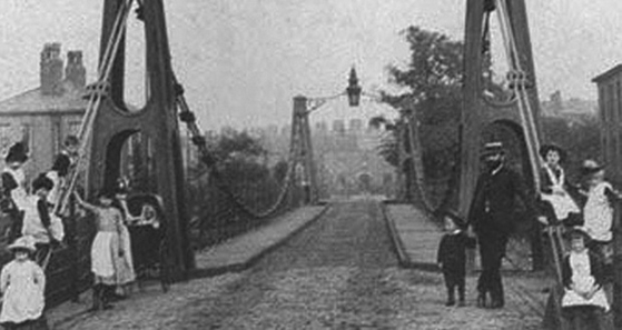 1831년 무너지면서 많은 군인들이 숨진 이후 1924년 같은 자리에 새로 건설된 브러튼(Broughton) 교. 이때의 교훈으로 영국군은 다리 위를 건널 때 발을 맞추지 않는다. [사진 wikipedia]