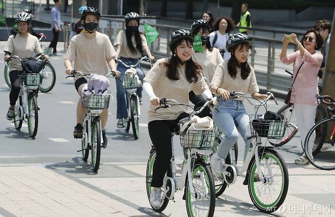 따릉이 서포터즈가 6월24일 서울 종로구 청계광장에서 안전한 자전거 문화 릴레이 캠페인을 위해 출발하고 있다. /사진=뉴시스