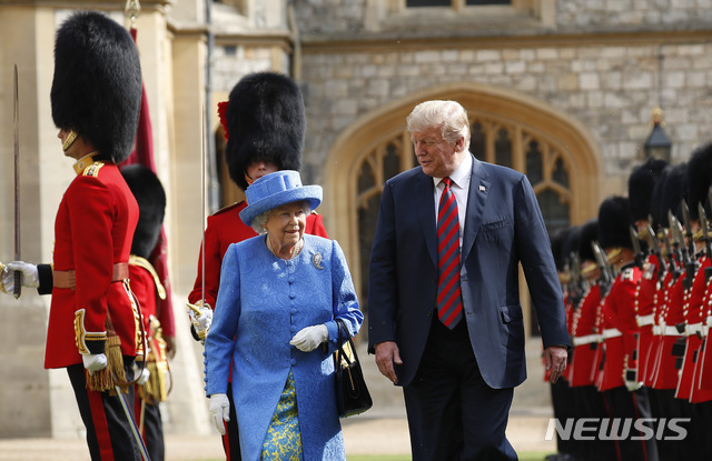 【윈저=AP/뉴시스】 도널드 트럼프 미국 대통령은 13일(현지시간) 영국 윈저궁에서 엘리자베스 2세 영국 여왕을 예방했다.