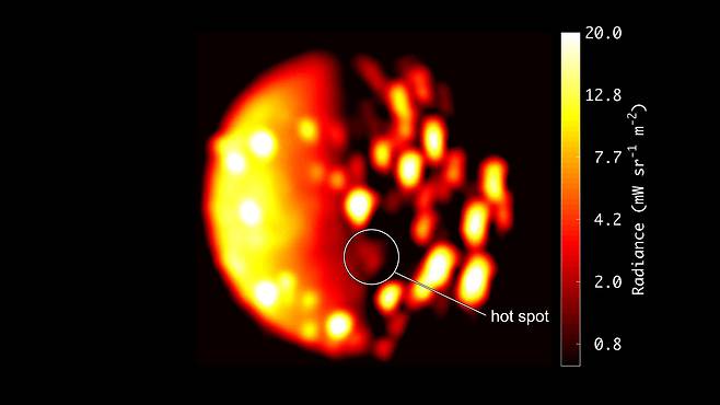 주노 탐사선이 관측한 목성의 위성 이오의 새로운 활화산. 사진에서 동그라미 안에 hot spot이라고 표시된 부분. 출처=NASA/JPL-Caltech/SwRI/ASI/INAF/JIRAM