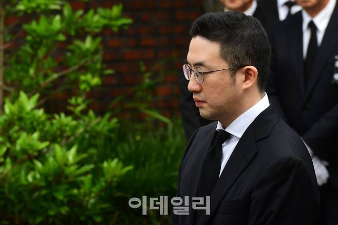 지난달 22일 서울 종로구 연건동 서울대병원 장례식장에서 열린 고(故) 구본무 LG 회장의 발인식에서 고인의 장남인 구광모 LG 회장(당시 LG전자 상무)이 고인의 마지막길을 배웅하고 있다. 구 회장은 구본무 회장의 타계로 40세의 나이에 갑자기 LG그룹의 회장을 맡게 됐다. 사진공동취재단