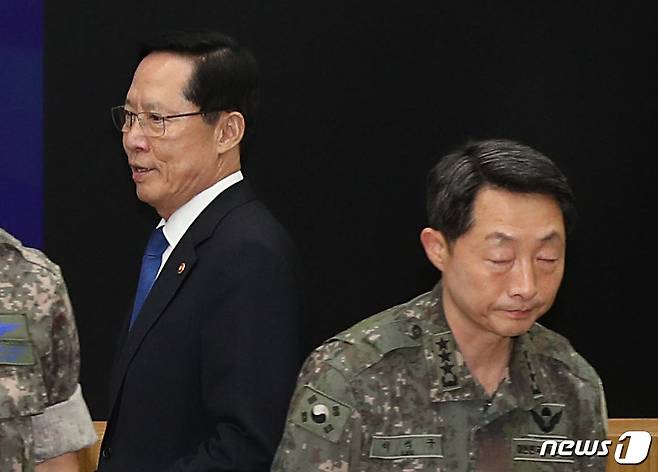 송영무 국방부 장관(왼쪽)과 이석구 기무사령관. © News1 신웅수 기자