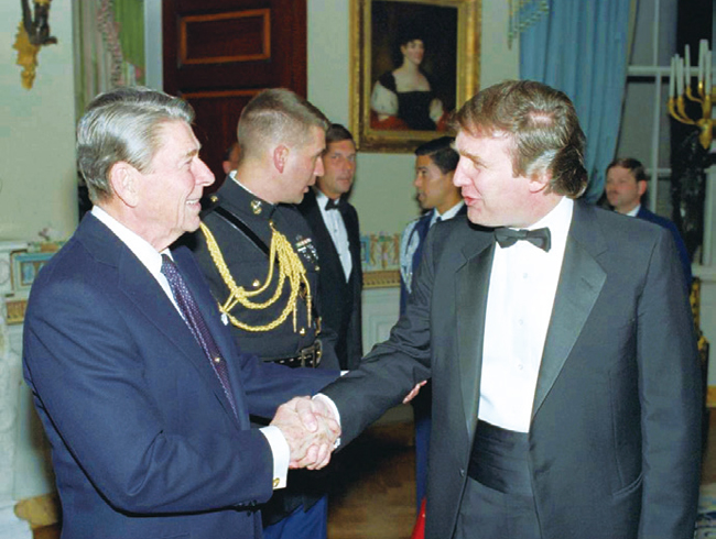 도널드 트럼프(오른쪽) 미국 대통령이 1987년 백악관에서 로널드 레이건 당시 미국 대통령과 인사를 나누고 있다. 사진 트위터 캡처