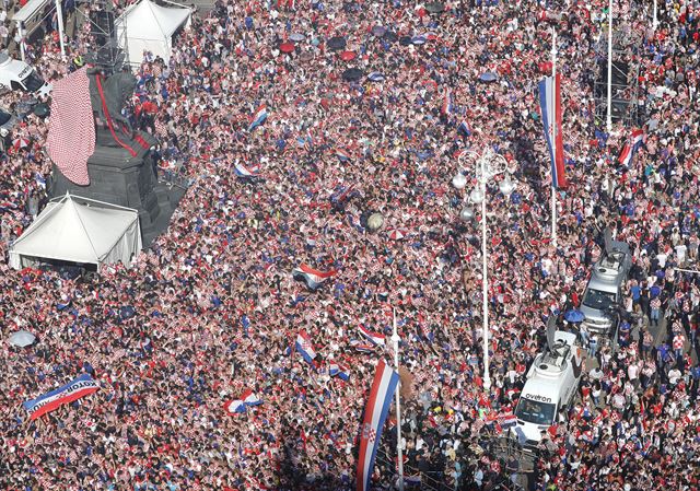 크로아티아 대표팀을 응원하기 위해 광장에 모인 엄청난 인파. 자그레브=EPA 연합뉴스