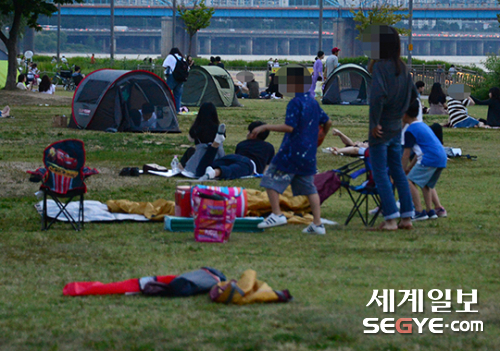 지난달 23일 서울 반포한강공원에는 시민들이 준비해온 음식을 먹으며 즐거운 시간을 보내고 있다.