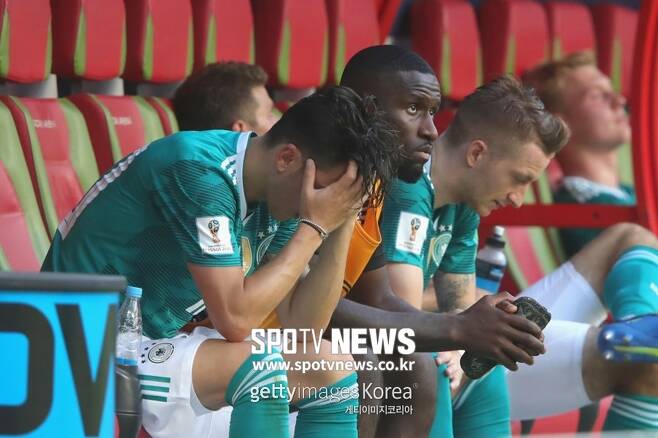▲ 한국과 경기 후 머리를 감싸 쥔 외질