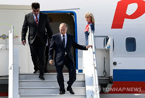 블라디미르 푸틴 러시아 대통령(가운데)이 16일(현지시간) 도널드 트럼프 미국 대통령과 정상회담을 앞두고 핀란드 헬싱키 공항에 도착해 비행기에서 내리는 모습.[AFP=연합뉴스]