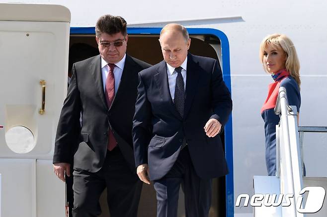 16일(현지시간) 핀란드에 도착한 블라미디르 푸틴 러시아 대통령(가운데). © AFP=뉴스1