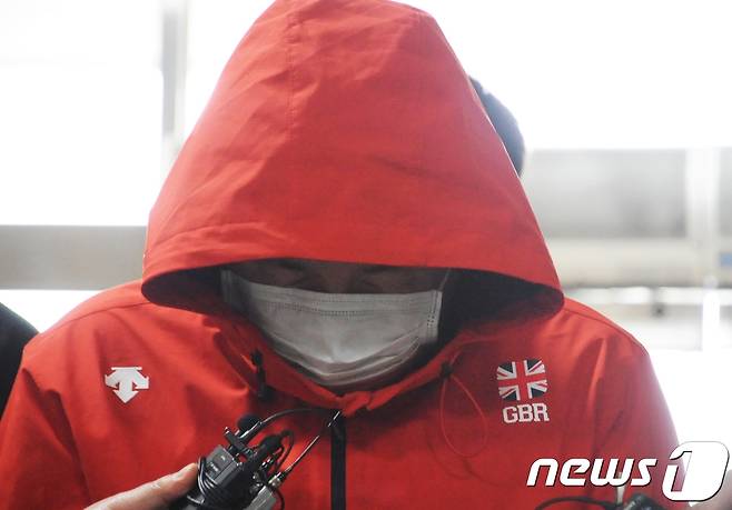 직장 동료를 목 졸라 살해하고 쓰레기봉투에 넣어 소각장에 버린 이모씨(50)가 전주지법에서 영장실질심사를 받고 전주 완산경찰서에 조사를 받으러 들어오고 있다.2018.03.20./뉴스1 © News1 박슬용 기자