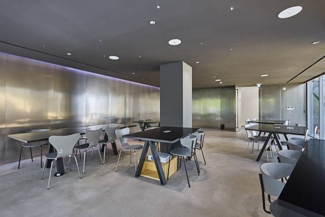 2층 아카데미는 스테인리스로 가장 힘을 준 공간이다. /사진제공=KB국민은행