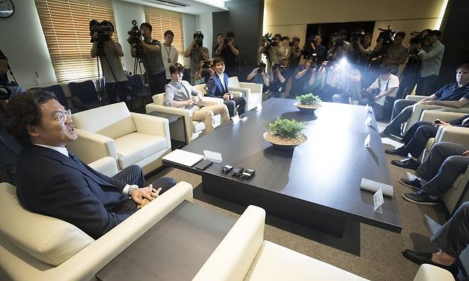 ▲ 김판곤 축구협회 국가대표팀감독선임위원장(왼쪽)이 지난 5일 1차 소위원회에서 발언하고 있다. ⓒ연합뉴스