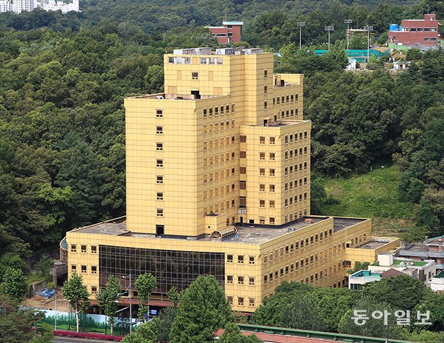 1997년 공사 중단 이후 21년간 방치됐다가 철거되는 경기 과천시의 우정병원 전경. 동아일보DB