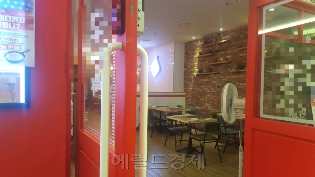 18일 오후 서울의 한 식당의 모습. 업주는 “요 며칠 에에컨을 켜고 문 열어놔도 손님들이 들어오지 않는다”고 하소연 했다. [정세희 기자/say@heraldcorp.com]
