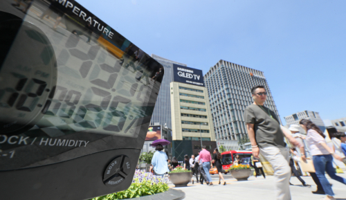 전국적으로 폭염특보가 계속되고 있는 19일 오후 서울 광화문 광장에서 온도계가 강하게 내려쬐는 햇볕과 바닥에서 반사되는 열 등으로 인해 43.1도를 기록하고 있다. 온도는 시중에서 판매하는 디지털 온도계를 사용해 지상 50cm에서 10분 가량 노출 시킨 뒤 측정하였다.