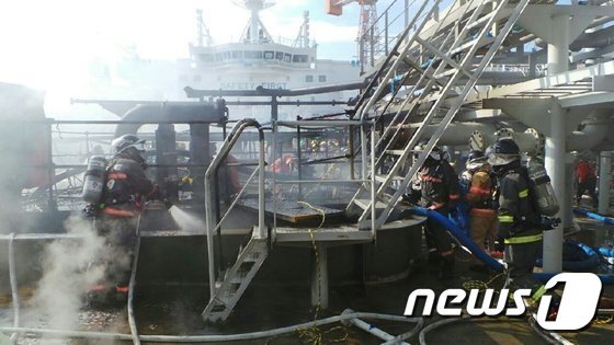 2015년 11월 10일 오전 10시40분께 경남 거제 대우조선해양 제2도크에서 건조중이던 선박에서 화재가 발생했다. © News1
