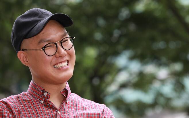 7월 10일 서울 광진구 군자동에 있는 한 카페에서 송영균씨와 인터뷰를 했다. 모자를 쓴 송씨는 항암제 후유증으로 머리카락이 빠져 머리를 밀었다고 한다.