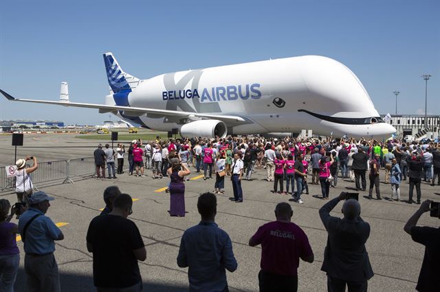 [하늘을 나는 벨루가]  프랑스 툴루즈의 툴루즈–블라냐크 공항 계류장에 첫 시험비행에 성공한 에어버스의 '벨루가 XL' 수송기가 세워져 있다. 벨루가 XL은  2019년 에어버스의 유럽 내 공장에 A350 기종의 날개 등 초대형 항공기 부품을 수송하는 데 투입될 예정이다. AP 연합뉴스